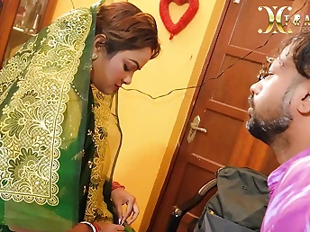 Watch this Indian teen Bhabhi desi handle her lover's immutable cock like a pro!