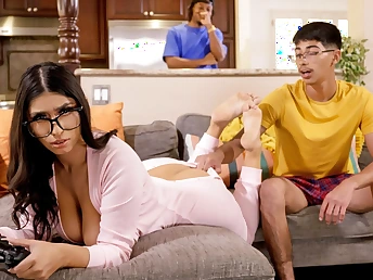 Brazzers: Huge-chested Violet Myers Game Was Interrupted By A Gigantic Dark-Hued Dong On Gonzo HD