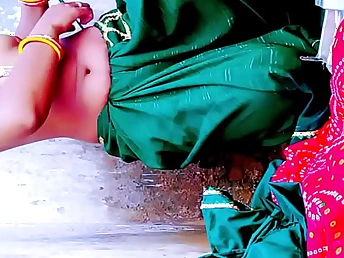 Hot Indian Bhabhi flaunts her desi curves in hot MMS dusting